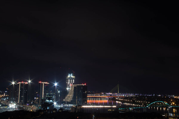 Панорамный вид на Белград, столицу Сербии, ночное время, вид на строящиеся здания на набережной Белграда