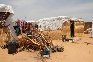 Muhalefet grupları ile hükümet arasındaki silahlı çatışmalardan korunan mülteci kampı (IDP - yerlerinden edilmiş kişiler). Çok kötü yaşam koşulları, susuzluk, hijyen, barınma ve yiyecek eksikliği.