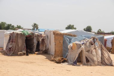 Muhalefet grupları ile hükümet arasındaki silahlı çatışmalardan korunan mülteci kampı (IDP - yerlerinden edilmiş kişiler). Çok kötü yaşam koşulları, susuzluk, hijyen, barınma ve yiyecek eksikliği.