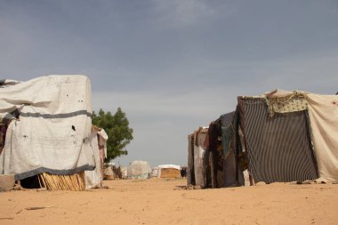 Muhalefet grupları ile hükümet arasındaki silahlı çatışmalardan korunan mülteci kampı (IDP - yerlerinden edilmiş kişiler). Çok kötü yaşam koşulları, susuzluk, hijyen, barınma ve yiyecek eksikliği.