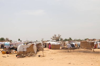 Muhalefet grupları ile hükümet arasındaki silahlı çatışmalardan korunan mülteci kampı (IDP - yerlerinden edilmiş kişiler). Çok kötü yaşam koşulları, susuzluk, hijyen, barınma ve yiyecek eksikliği.