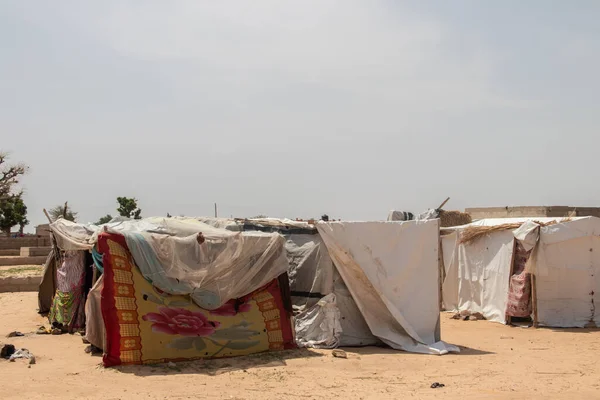 Muhalefet grupları ile hükümet arasındaki silahlı çatışmalardan korunan mülteci kampı (IDP - yerlerinden edilmiş kişiler). Çok kötü yaşam koşulları, susuzluk, hijyen, barınma ve yiyecek eksikliği.