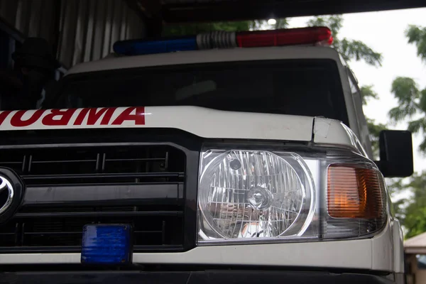 Primer Plano Del Vehículo Ambulancia Listo Para Salida Para Asistencia — Foto de Stock