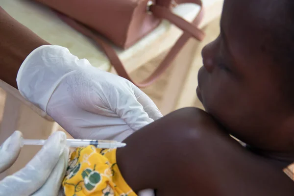 Arm Barn Som Får Vaccin Från Sjukvårdspersonal Rutinmässig Vaccinering Flyktingläger — Stockfoto