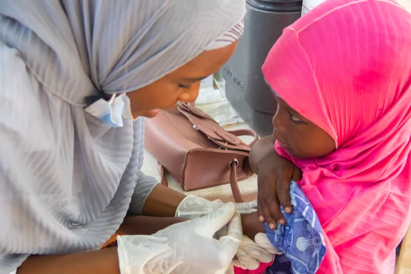 Läkare Som Utför Rutinmässig Vaccinering Flyktingläger Afrika — Stockfoto