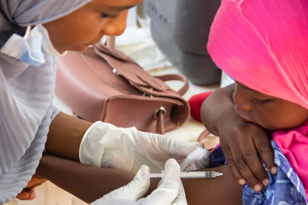 Trabajador Médico Haciendo Vacunación Rutina Campo Refugiados África —  Fotos de Stock