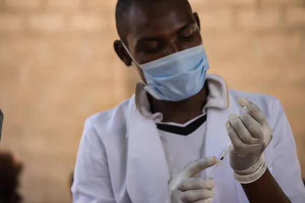 Dünya Sağlık Örgütü (WHO), Covid-19 salgını için Afrika 'da toplu aşı kampanyası, çocuk ve yetişkinlerin sistematik olarak aşılanması