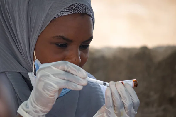 Kvinnlig Sjukvårdspersonal Vid Primärvården Som Förbereder Vaccin För Massvaccinationskampanj — Stockfoto