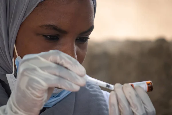 Kvinnlig Läkare Primärvården Maskerad Ansiktet Och Förberedd Vaccinering För Massvaccinering — Stockfoto