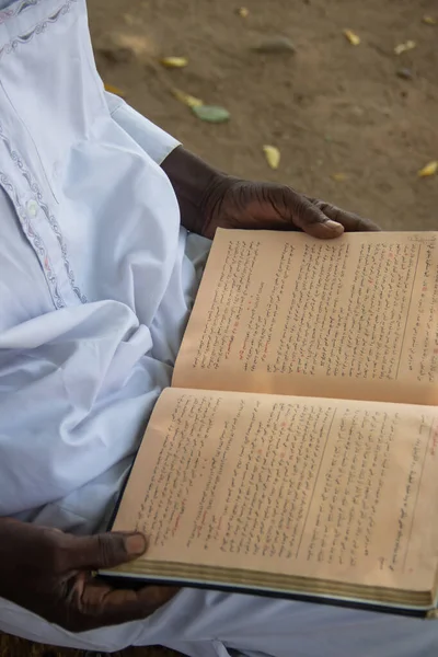 Plaatselijke Imam Mohammed Leest Koran — Stockfoto