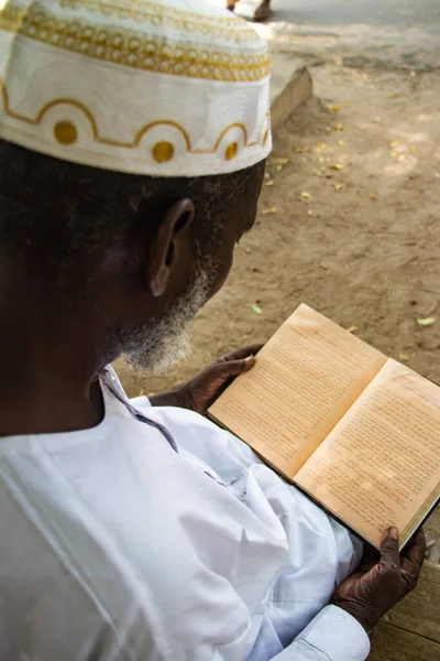 Plaatselijke Imam Mohammed Leest Koran — Stockfoto