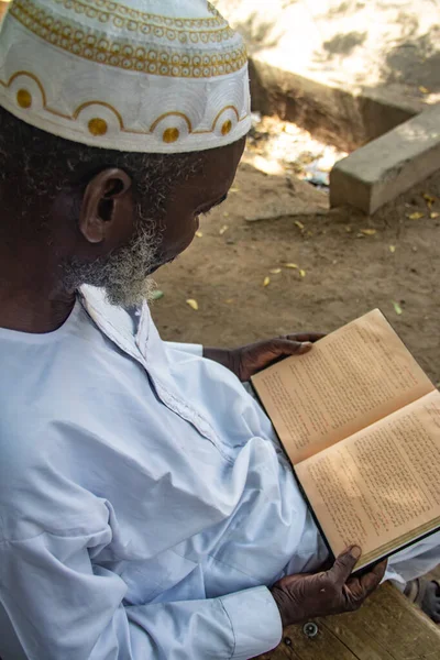 Lokaler Imam Mohammed Liest Den Koran — Stockfoto