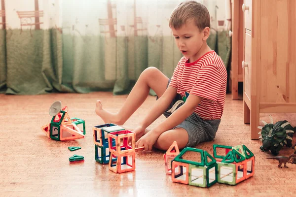 Seorang anak bermain dengan konstruktor magnetik — Stok Foto