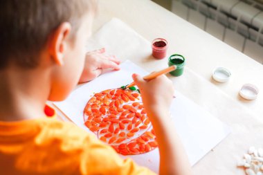 Beyaz kağıtta tohumlardan balkabağı yapmak, Cadılar Bayramı konsepti