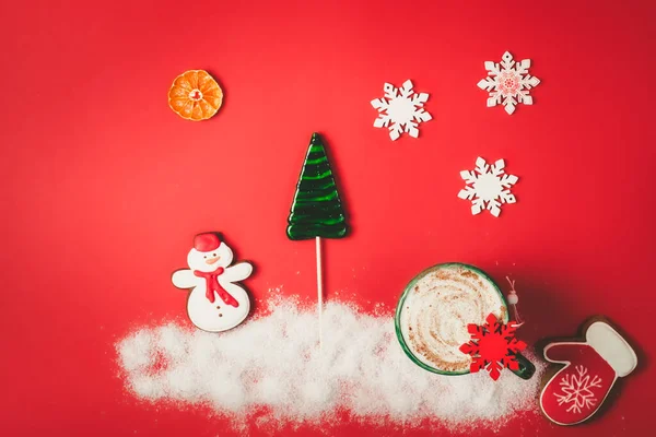 Tarjeta de felicitación de Navidad sobre fondo rojo con nieve — Foto de Stock