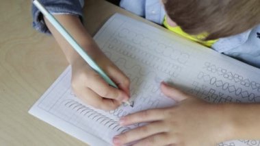 Çocuk ödevini yapıyor. Yukarıdan görüntüle