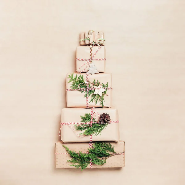 Cajas de regalo de Navidad en forma de árbol de Navidad — Foto de Stock