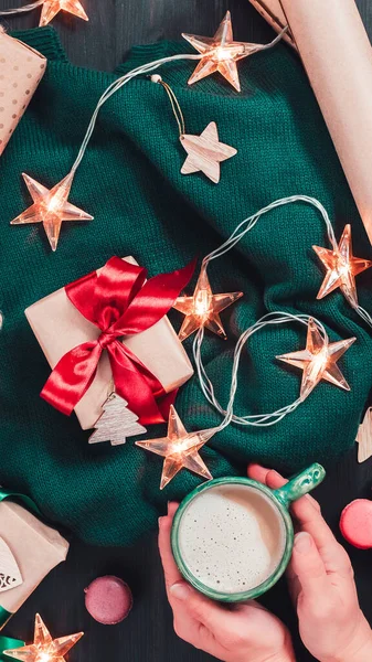 Composición navideña con regalos, luces de guirnalda y decoraciones —  Fotos de Stock