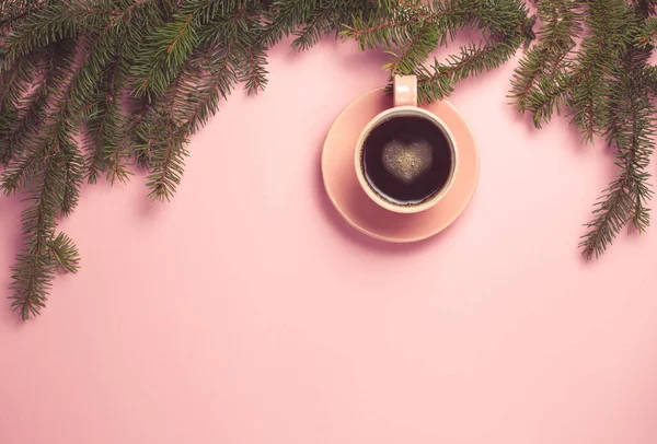 Vista superior de la taza de café sobre fondo rosa — Foto de Stock