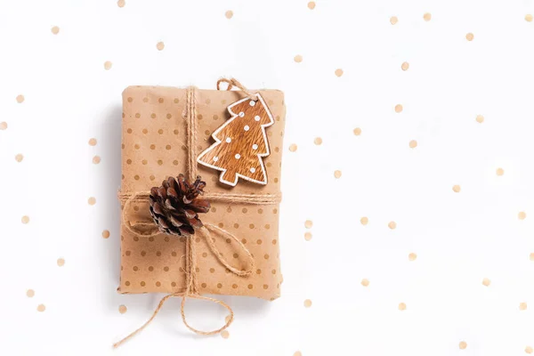 Caja de regalo envuelta en papel artesanal con decoración — Foto de Stock