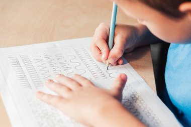 Kalemle çocuk izleme çizgilerini kapat
