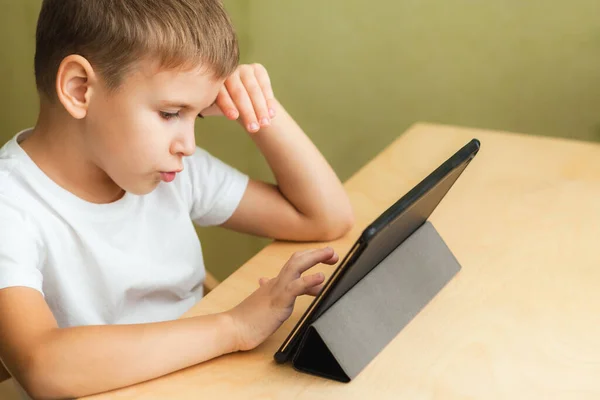 Anak manis melakukan pekerjaan rumah dengan laptop di rumah — Stok Foto