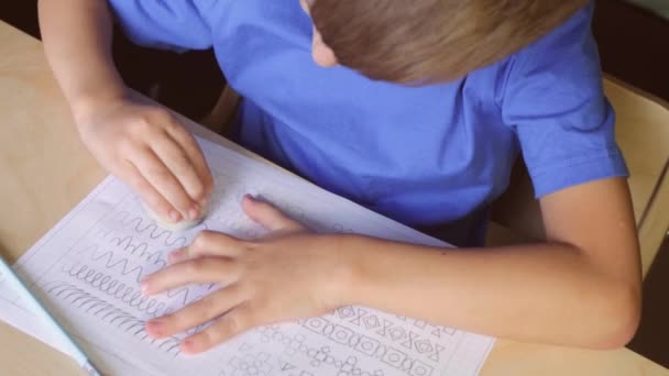Un bambino che fa i compiti. Vista dall'alto — Video Stock