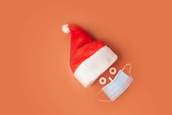 Papai Noel festivo feito de máscara médica azul e chapéu de Natal — Fotografia de Stock