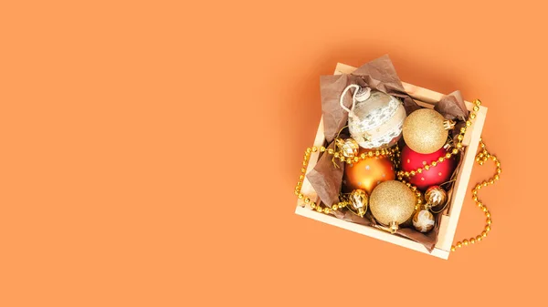 Caja de madera con decoraciones de Navidad — Foto de Stock