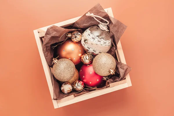 Caja de madera con decoraciones de Navidad —  Fotos de Stock