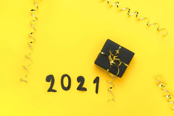 Weihnachtsgeschenkschachtel und Zahlen 2021 auf gelbem Hintergrund — Stockfoto