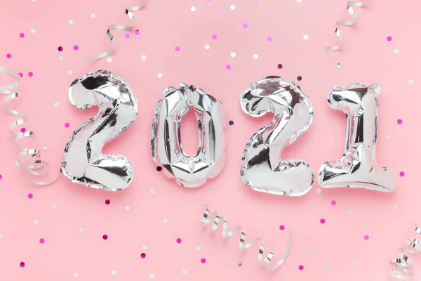 Balon foil dalam bentuk angka 2021 pada latar belakang merah muda — Stok Foto