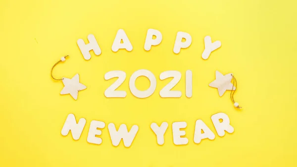 Teks Happy 2021 Tahun dengan latar belakang kuning — Stok Foto
