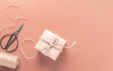 Dekorlu el sanatları kağıdına sarılı hediye kutusu.