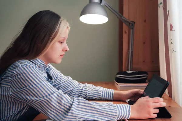 16 tahun gadis tua belajar online menggunakan tablet — Stok Foto