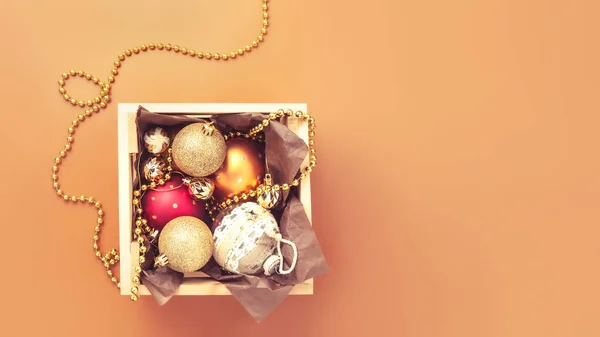 Caja de madera con decoraciones de Navidad — Foto de Stock