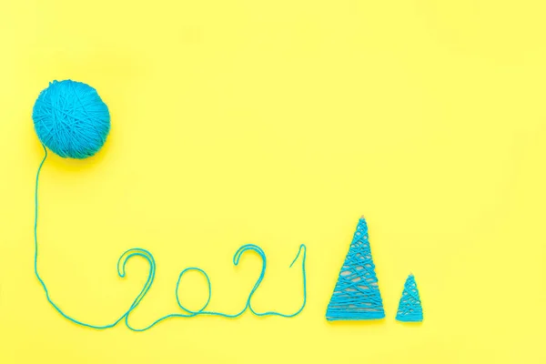 Bola benang biru dan tulisan 2021 pada latar belakang kuning. — Stok Foto