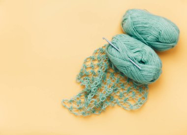 Sarı arka planda iplik ve ekose kumaş demetleri