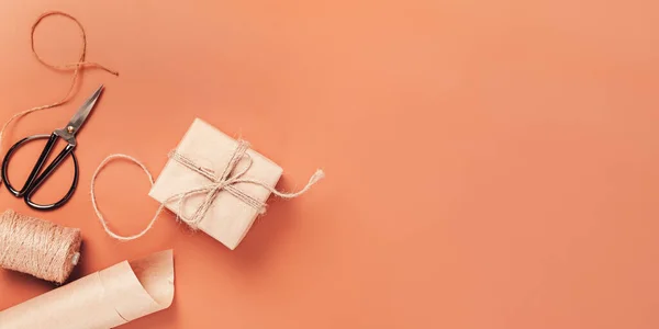 Caja de regalo envuelta en papel artesanal con decoración — Foto de Stock