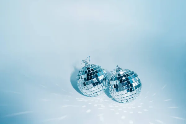 Dua bola disko di latar belakang biru dengan refleksi — Stok Foto
