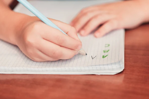 Tutup surat tulisan anak di notebook — Stok Foto