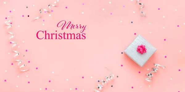 Kotak hadiah Natal dengan latar belakang merah muda — Stok Foto