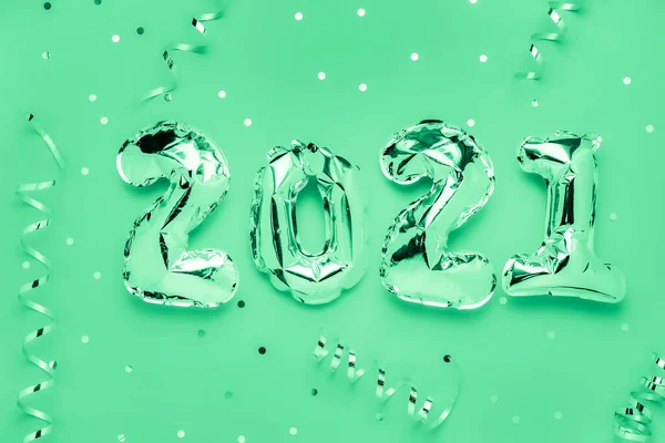 Folienballons in Form von Zahlen 2021 auf grünem Hintergrund — Stockfoto