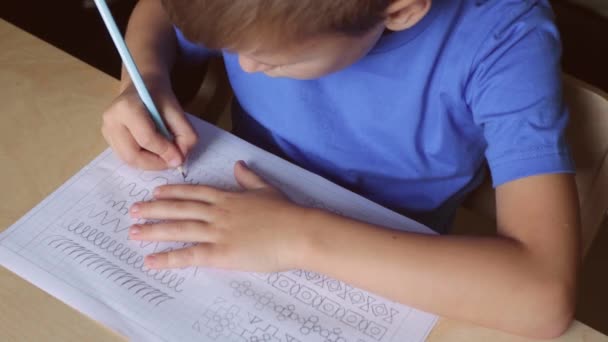 Un enfant qui fait ses devoirs. Vue d'en haut — Video