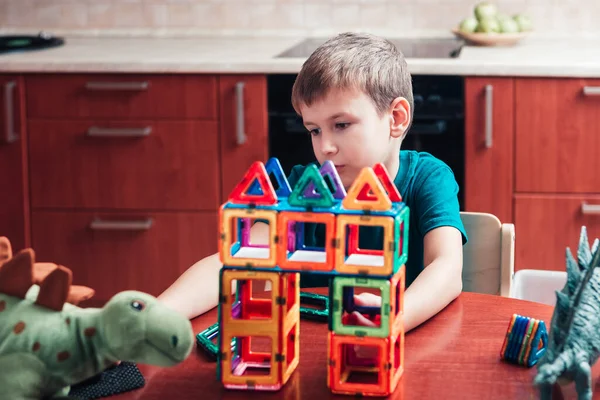 Dziecko bawiące się z konstruktorem magnetycznym — Zdjęcie stockowe