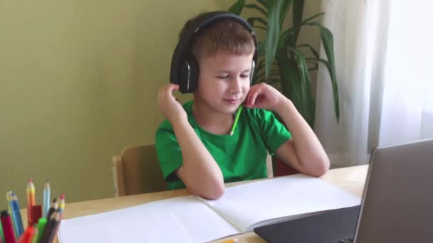 Söt pojke studera online på datorn medan karantän. — Stockvideo