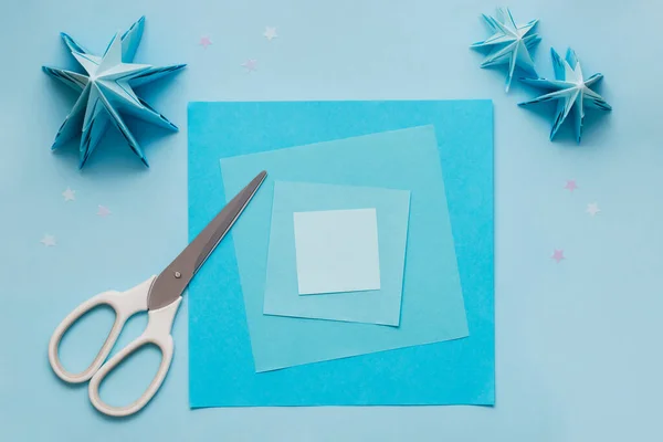 Egyszerű origami 3D karácsonyfa készült kék papírból. Lépésről lépésre, 1. lépés — Stock Fotó