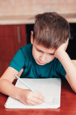 Not defterine mektup yazan çocuğu kapat