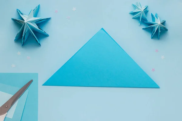 Egyszerű origami 3D karácsonyfa készült kék papírból. Lépésről lépésre, 2. lépés — Stock Fotó