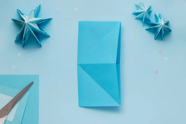 Einfacher Origami 3D Weihnachtsbaum aus blauem Papier. Schritt für Schritt Anleitung, Schritt 5 — Stockfoto